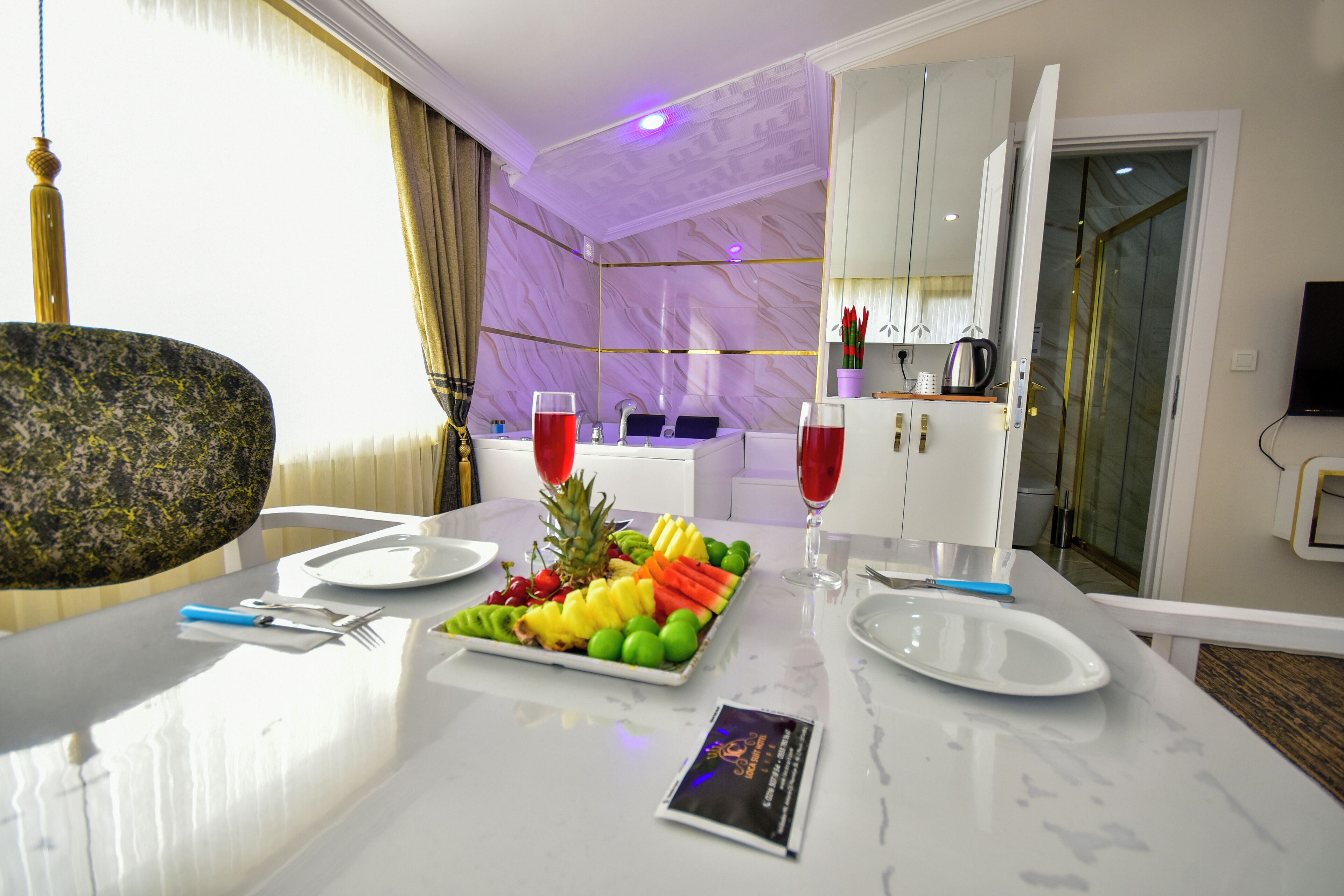 Business studio suite | Luxe beddengoed, donsdekens, een minibar, individueel gedecoreerd