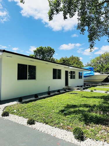 Peaceful Private Studio with King Bed, Bath & Dining Space in Little Havana 🌴
