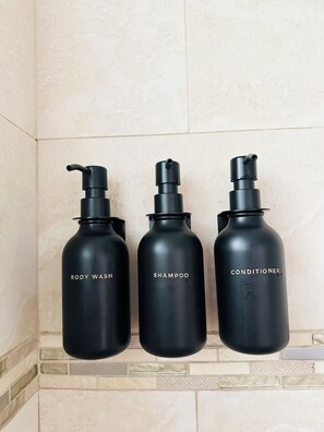 وحدات دش مع أحواض استحمام، مجففات شعر، مناشف، صابون