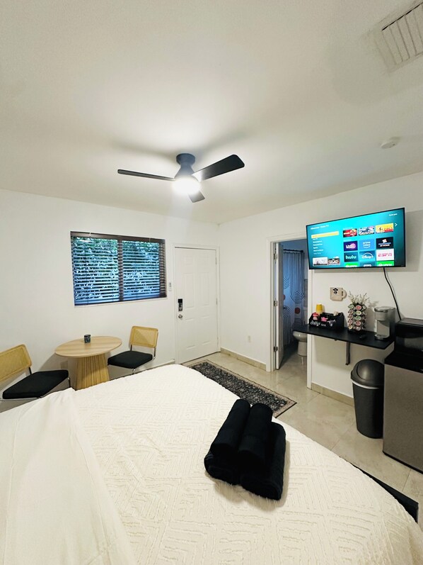 1 غرفة نوم ومكواة/لوح كي وواي فاي مجانًا وملاءات أسرّة