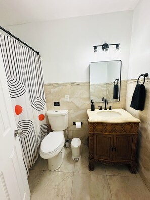 Combined shower/bathtub, towels, soap, shampoo - Peaceful Private Studio with King Bed, Bath & Dining Space in Little Havana 🌴 (Miami)