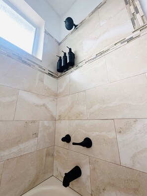 وحدات دش مع أحواض استحمام، مجففات شعر، مناشف، صابون