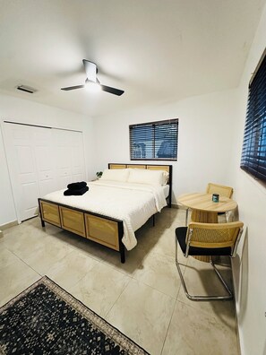 1 chambre, fer et planche Ă repasser, Wi-Fi gratuit, draps fournis