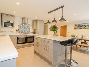 Kühlschrank, Geschirrspüler, Wasserkocher, Toaster