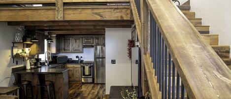 Fridge, oven, stovetop, coffee/tea maker