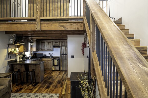 Refrigerador, horno, parrilla de estufa y cafetera y tetera 