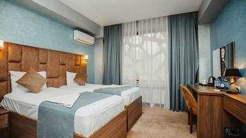 Ropa de cama de alta calidad, minibar y decoración personalizada