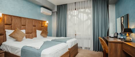 Chambre Supérieure avec lits jumeaux | Literie de qualité supérieure, minibar, décoration personnalisée
