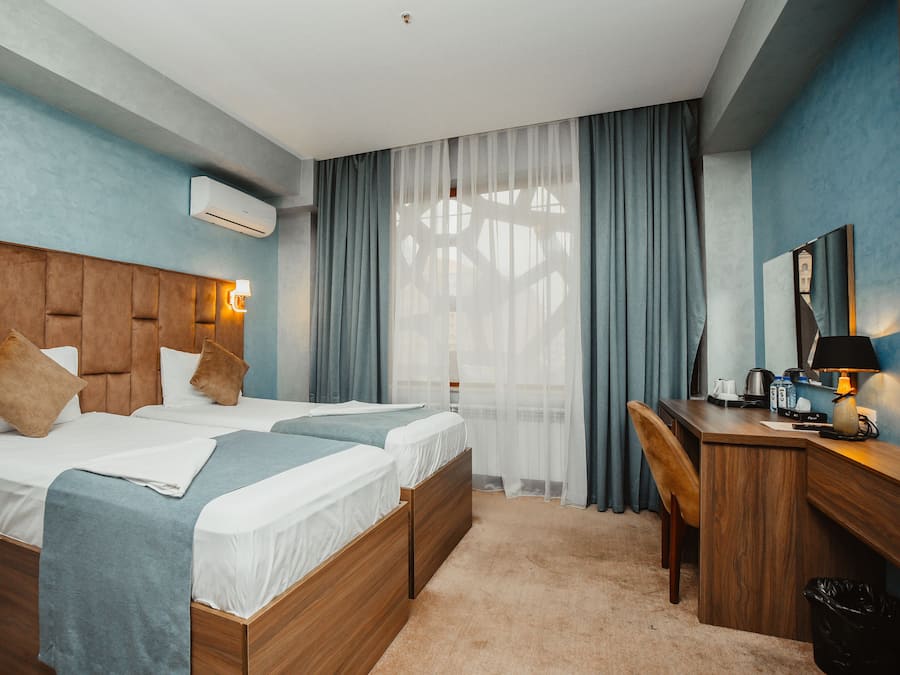 Ropa de cama de alta calidad, minibar y decoración personalizada