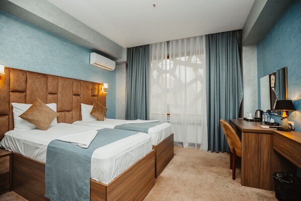 Kamar Twin Superior | Seprai premium, minibar, dan didekorasi berbeda-beda