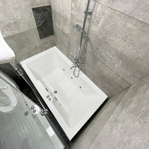 Luxury-Doppelzimmer | Badezimmer | Hydromassagedusche, kostenlose Toilettenartikel, Haartrockner