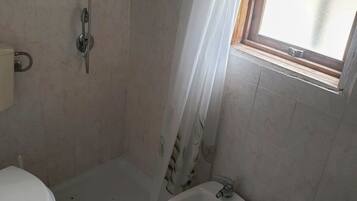 Regadera, secadora de cabello, bidet, toallas