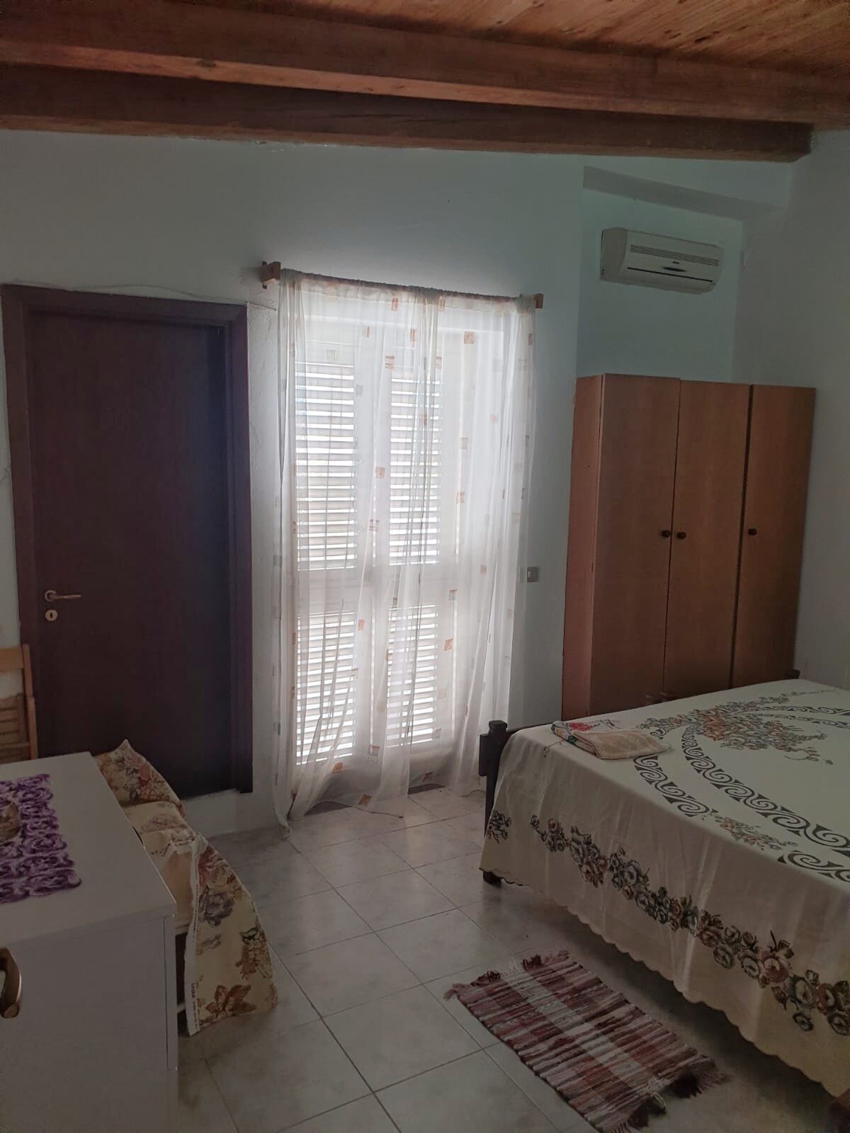 2 soveværelser, skrivebord, weekendseng, sengetøj