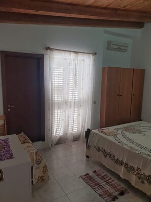 2 bedrooms, desk, travel cot, bed sheets