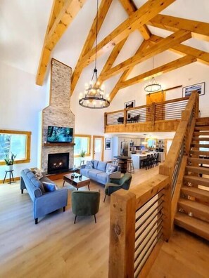 Smart TV, caminetto, libri, impianto stereo