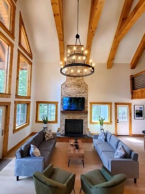 Smart TV, caminetto, libri, impianto stereo