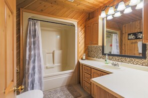 Kombination af bruser/badekar, håndklæder, Sæbe, Shampoo