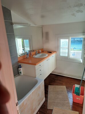 Badewanne, Handtücher, Toilettenpapier