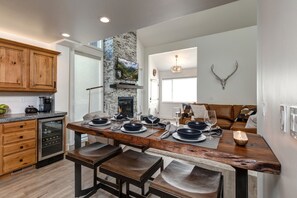 Dining - EXPANDED DECK W/ PRIVATE HOT TUB! EASY WALK TO BASE / SKI LIFTS! (Park City)