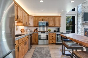Fridge, microwave, oven, stovetop - EXPANDED DECK W/ PRIVATE HOT TUB! EASY WALK TO BASE / SKI LIFTS! (Park City)