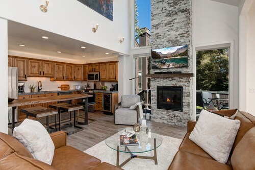 EXPANDED DECK W/ PRIVATE HOT TUB! EASY WALK TO BASE / SKI LIFTS!