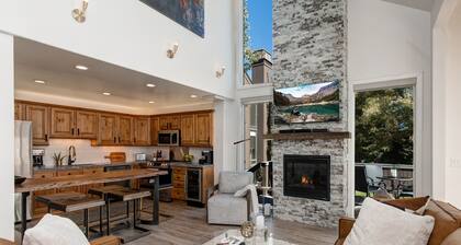 EXPANDED DECK W/ PRIVATE HOT TUB! EASY WALK TO BASE / SKI LIFTS!