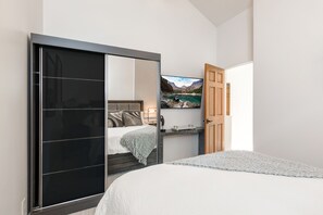 3 camere, una cassaforte in camera, una scrivania, ferro/asse da stiro