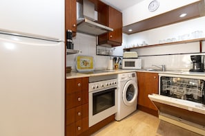 Een koelkast, een microgolfoven, een oven, een vaatwasser