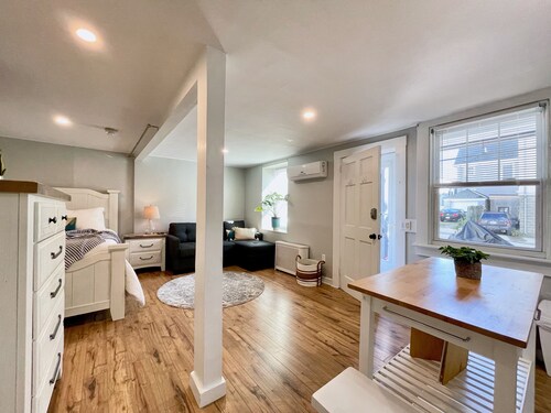 Super-Walkable Downtown Studio