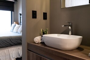 2 bedrooms, iron/ironing board, WiFi