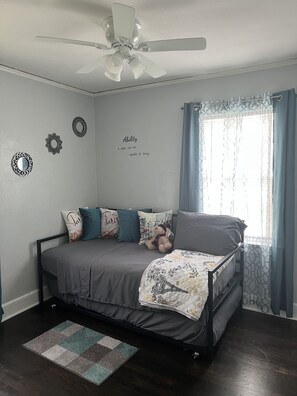 3 bedrooms, desk, iron/ironing board, free WiFi - Cozy 2bdrm home w/ work space close to  EVERYTHING Atlanta (Atlanta)