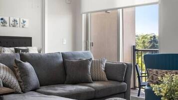 Una televisión, una chimenea, una oficina