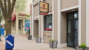Une devanture de magasin avec des enseignes indiquant « Kilwin’s » et « Panera’s Pizza ».