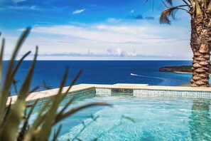Outdoor pool - Exclusive 10p Villa: Seaview, Pool & Private Beach (Bandabou)