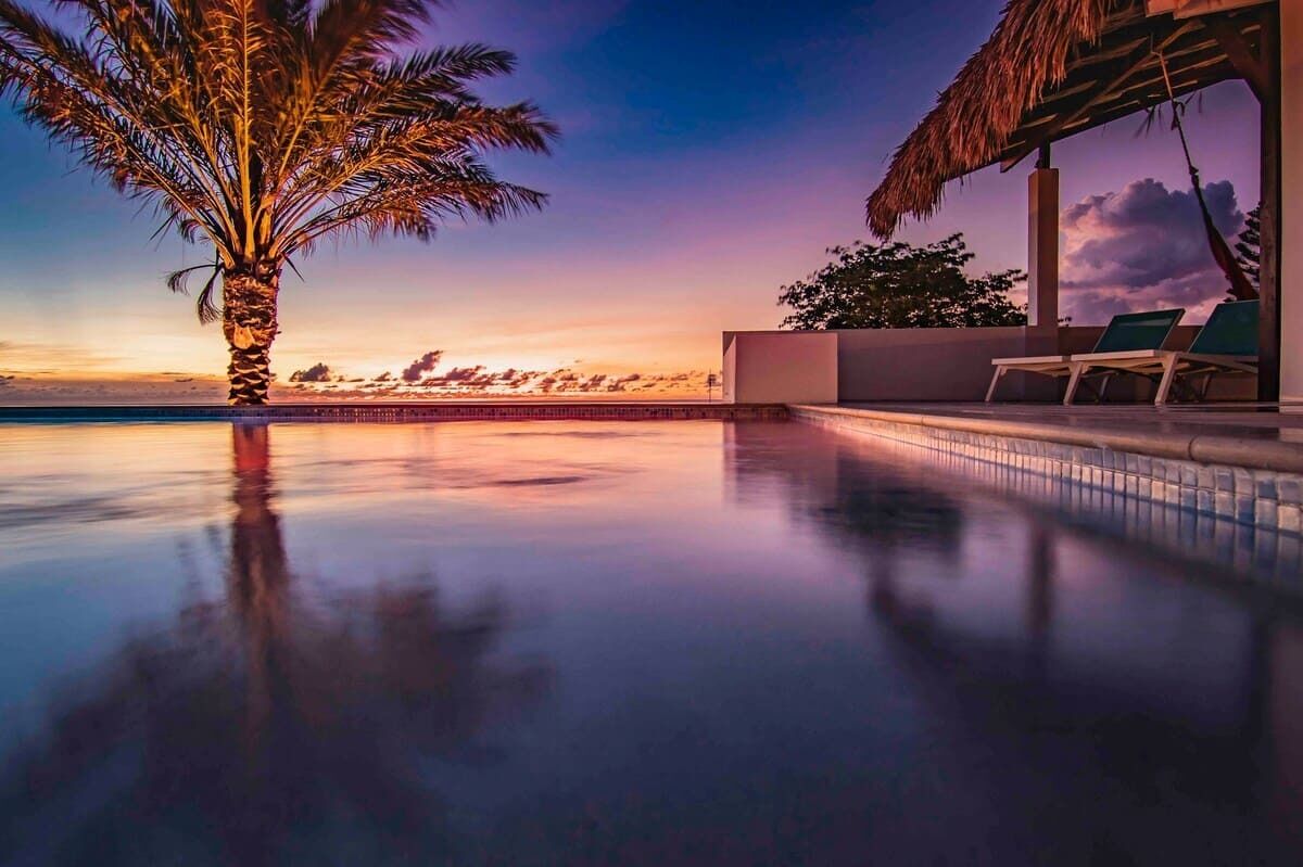 Una piscina al aire libre