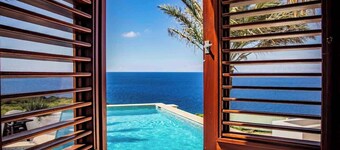 Exclusive 10p Villa: Seaview, Pool & Private Beach