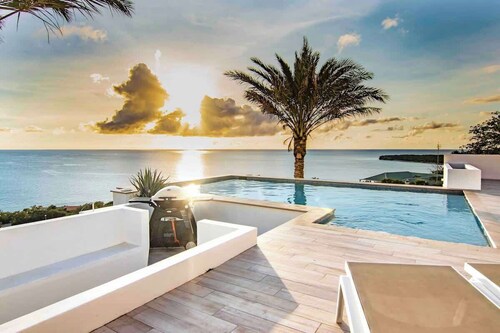 Exclusive 10p Villa: Seaview, Pool & Private Beach