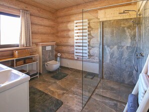 Ein Badezimmer mit Duschkabine, Toilette und Badewanne.