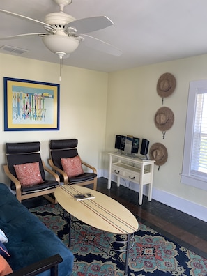 TV - Surfer's Sunrise Suite (New Smyrna Beach)