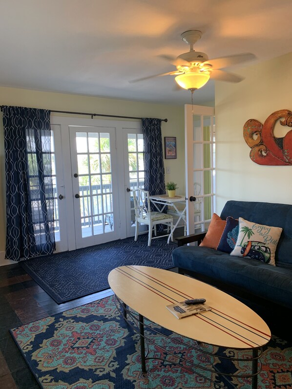 TV - Surfer's Sunrise Suite (New Smyrna Beach)