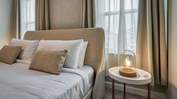 5 habitaciones, escritorio y tabla de planchar con plancha