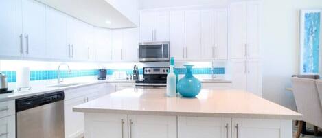 Frigorífico, microondas, horno y placa de cocina