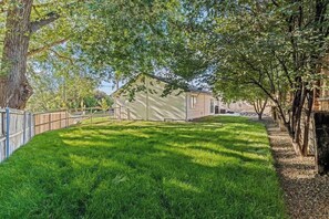 Property grounds - Nampa Greenbelt Retreat | Hot Tub | Walk to Indian Creek | Sleeps 10 (Nampa)