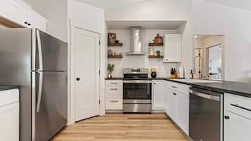 Refrigerador, microondas, horno y parrilla de estufa