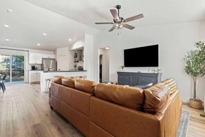 Smart TV, offices - Sugar St. Nampa Home | Hot Tub | Greenbelt | Downtown (Nampa)