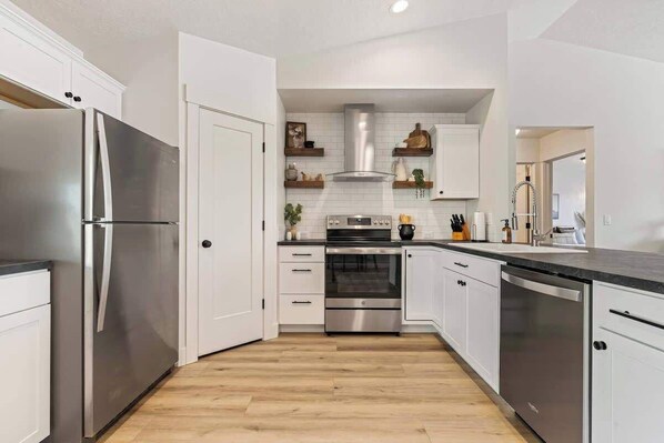 Frigorífic, microones, forn i placa de cuina 