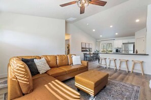 Smart TV, offices - Sugar St. Nampa Home | Hot Tub | Greenbelt | Downtown (Nampa)