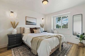 3 chambres, bureau, fer et planche à repasser, lit parapluie