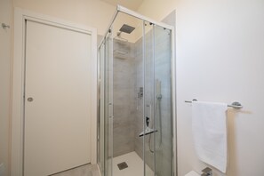 City Room | Bathroom | Shower, hair dryer, bidet, towels - L'Agrumeto (Manerba del Garda)
