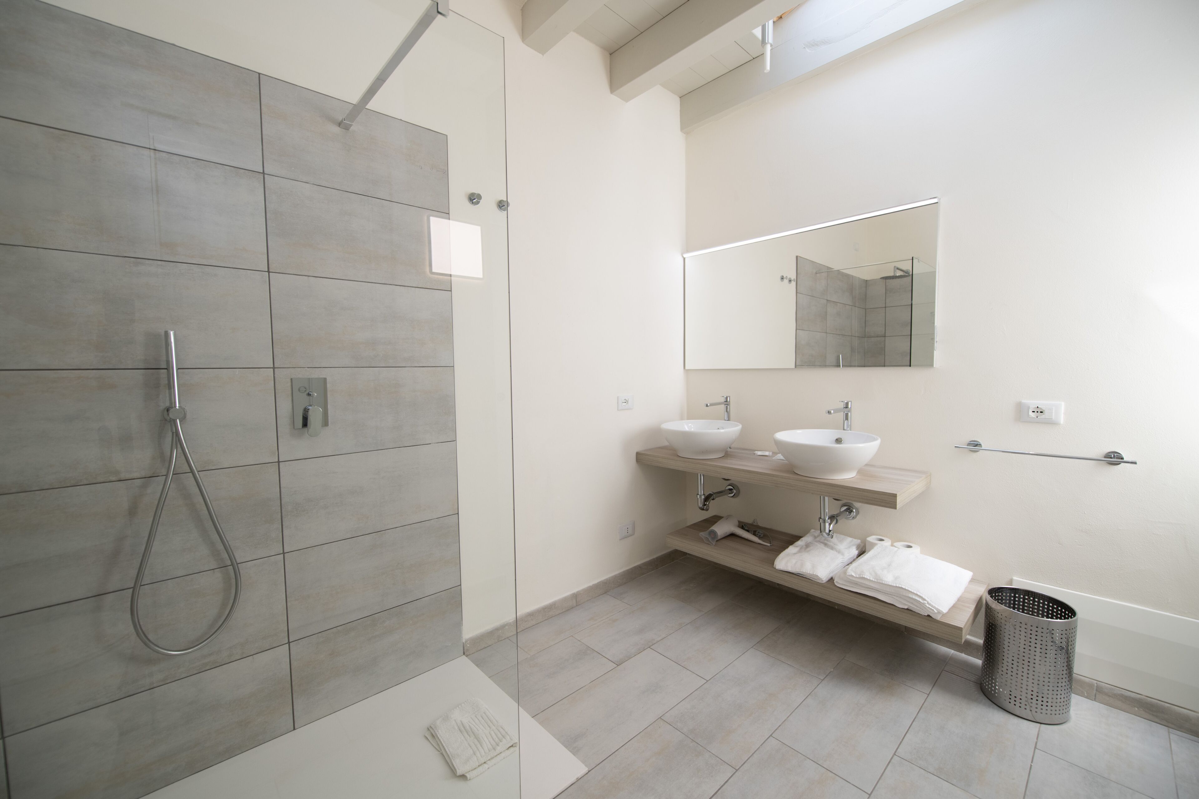 Habitación Confort | Baño | Regadera, secadora de cabello, bidet, toallas 